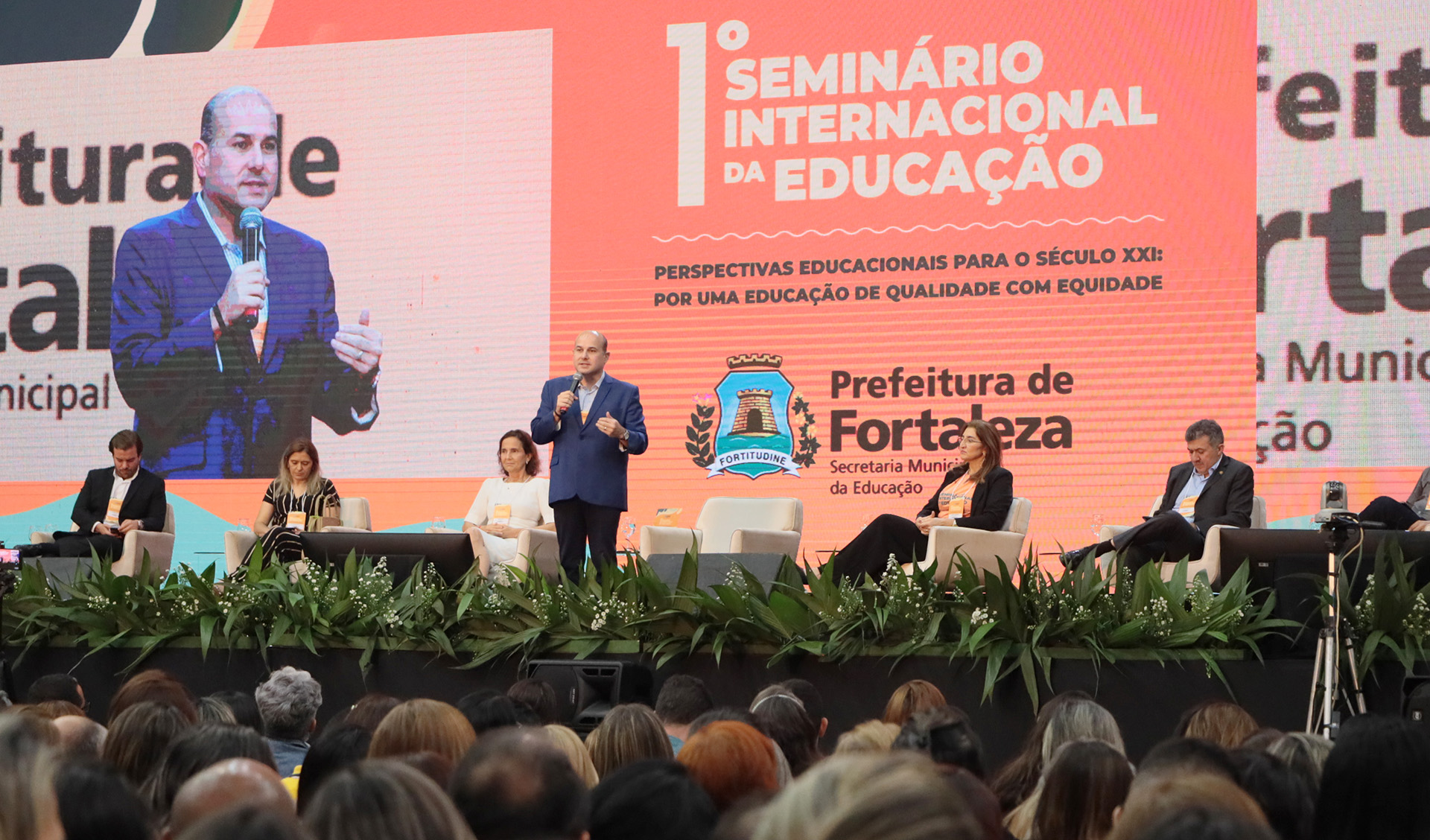 prefeito roberto cláudio fala ao microfone no palco do centro de eventos